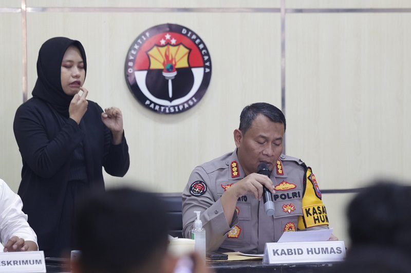 POLDA JATIM GEREBEK PESTA SEKS DI KOTA BATU, 12 ORANG DIAMANKAN