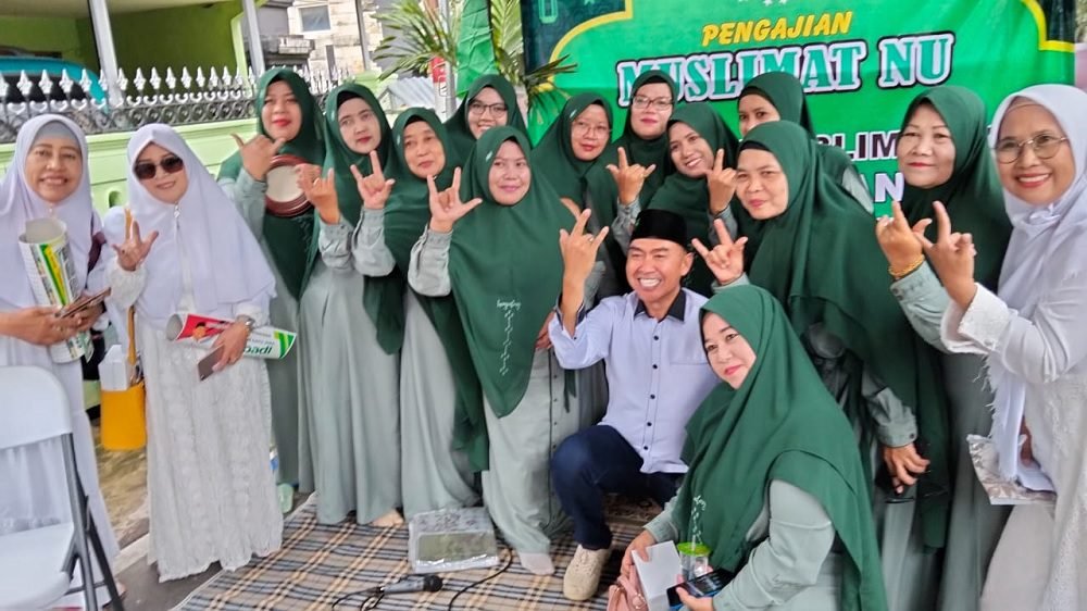 ABAH ANTON AJAK COBLOS YANG BERKOPYAH HITAM PADA PENGAJIAN MUSLIMAT NU SE-KECAMATAN BLIMBING