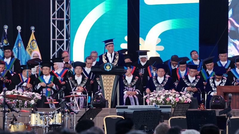 PUNCAK DIES NATALIS KE-64, ITS BERI PENGHARGAAN KEPADA PRESIDEN PRABOWO