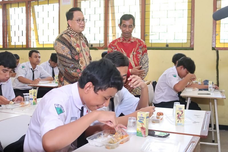 PJ GUBERNUR JATIM TINJAU SIMULASI MAKAN BERGIZI GRATIS TINGKAT SMA