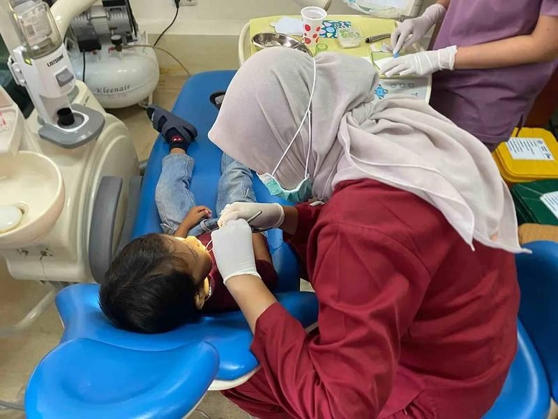 PERINGATI BULAN KESEHATAN GIGI NASIONAL, FKG UNAIR GELAR PERAWATAN GIGI GRATIS