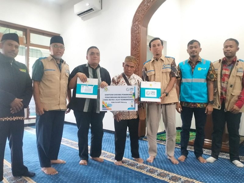 YBM PLN MALANG BERIKAN HADIAH ALAT KOMUNIKASI UNTUK PENYANDANG TUNANETRA