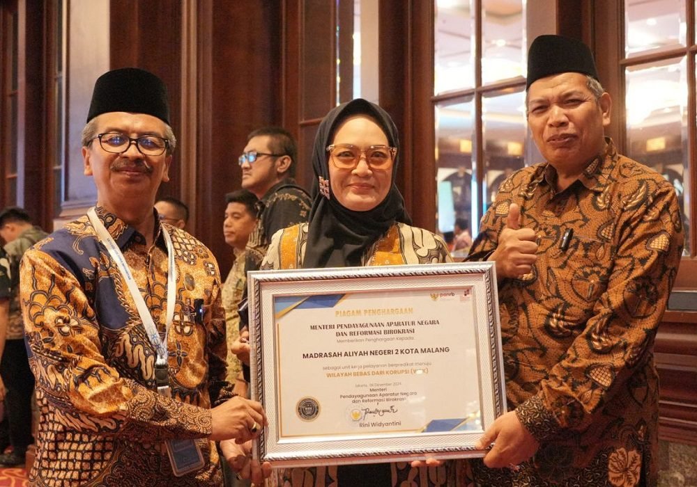MAN 2 KOTA MALANG RAIH PREDIKAT WBK LEWAT JUARA PRIMA