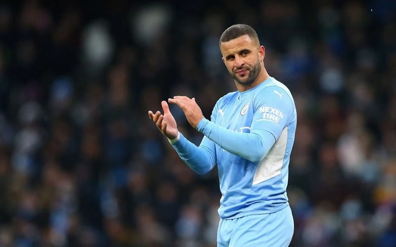TUNDA PROSES PERCERAIAN, KYLE WALKER RAYAKAN NATAL BERSAMA MANTAN ISTRI DAN ANAK-ANAK