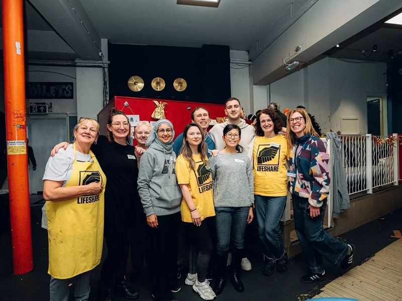 BEK MANCHESTER UNITED INI BAGIKAN MAKANAN HANGAT DAN PAKAIAN BERSIH KEPADA TUNAWISMA DI MALAM NATAL