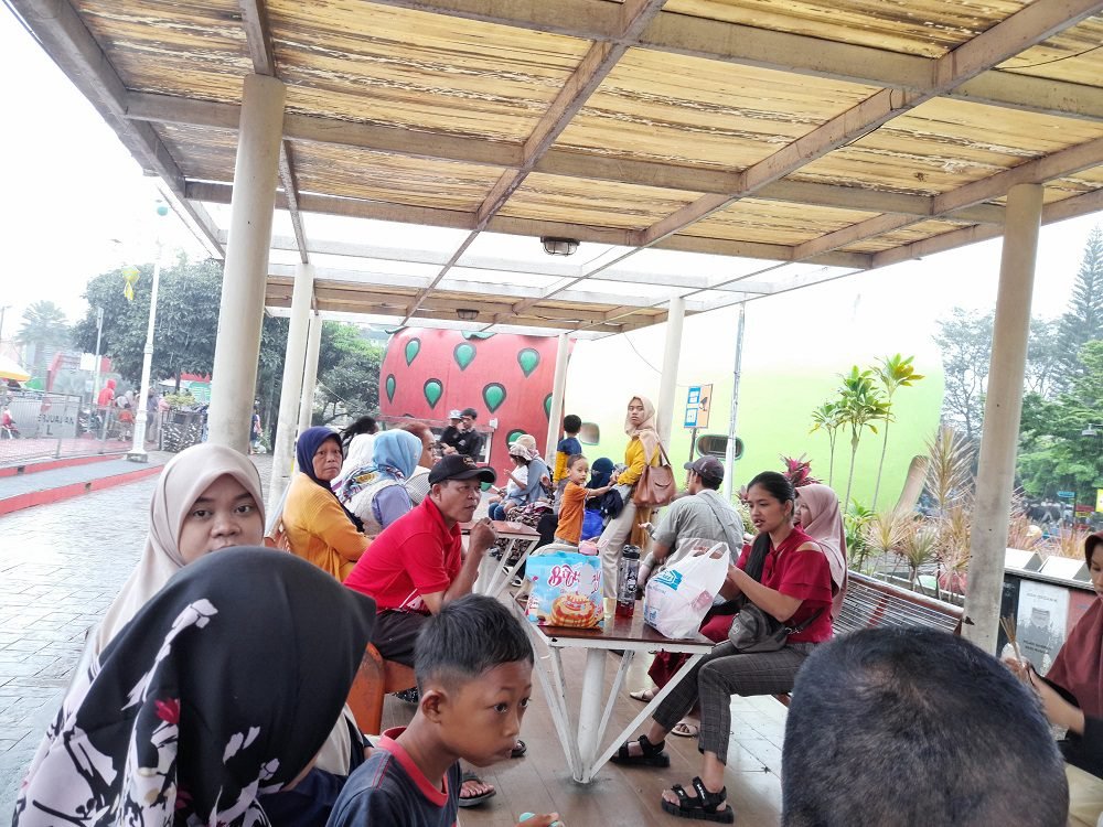 MASUKI LIBURAN AKHIR TAHUN, PENGUNJUNG PADATI ALUN-ALUN KOTA BATU