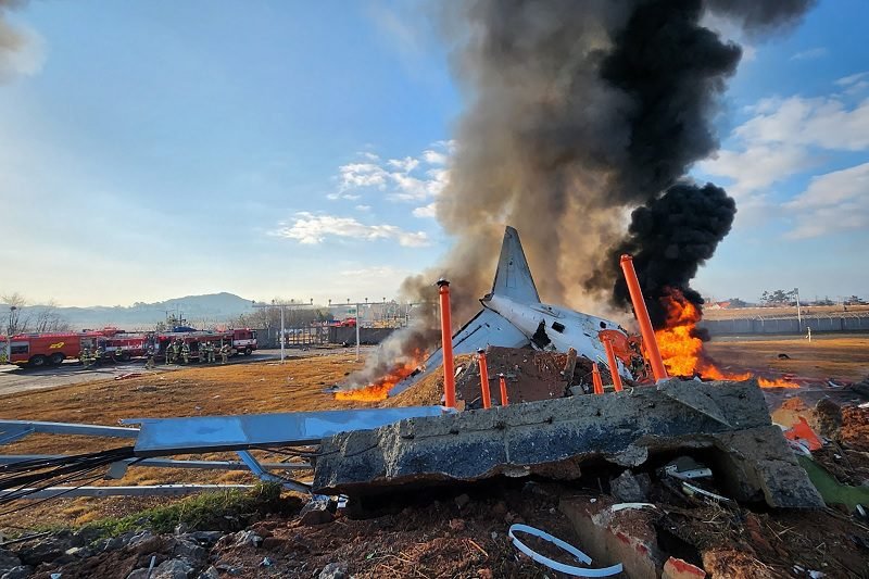 TERGELINCIR DARI LANDASAN PACU, PESAWAT JEJU AIR TERBAKAR, TEWASKAN 124 PENUMPANG