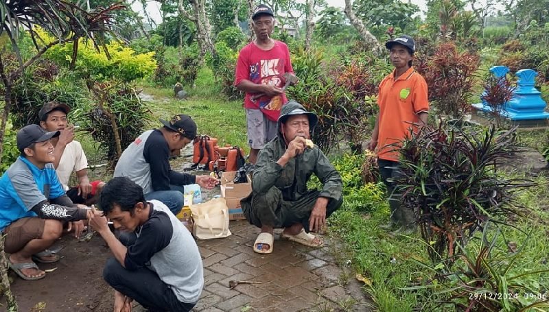 PEMUDA GANDON TIMUR KERJA BAKTI DI MAKAM SUKOLILO JABUNG