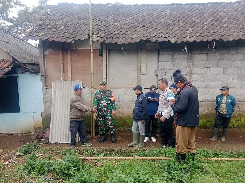 ANGIN KENCANG TERJANG DUSUN TENGGO, DUA RUMAH RUSAK, BANTUAN MULAI DISALURKAN