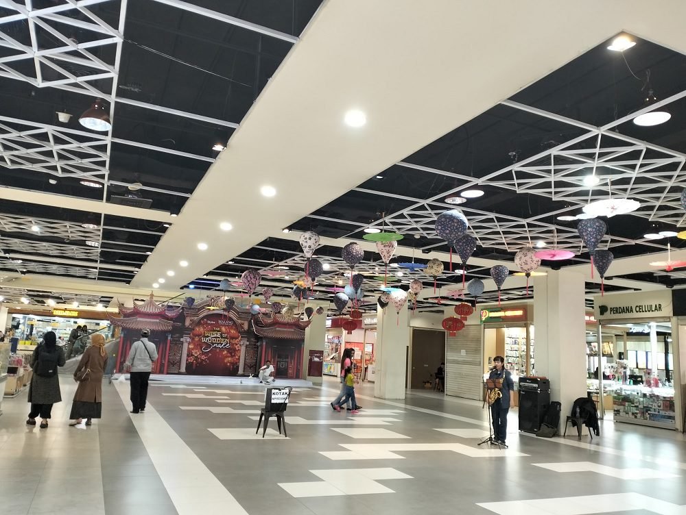 MENJELANG TAHUN BARU IMLEK, MALANG TOWN SQUARE DIPENUHI AKSEN MERAH