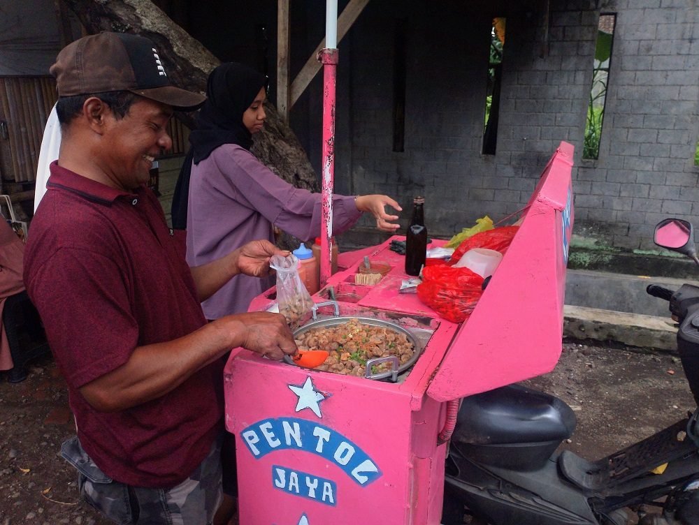 BERBEKAL KERAMAHAN, PEDAGANG PENTOL RAIH KESUKSESANNYA