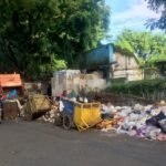 MASYARAKAT KELUHKAN SAMPAH MENUMPUK DI JALAN MUHARTO