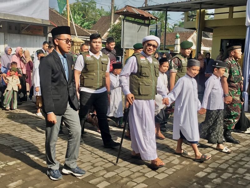 BAKTI SANTRI: MTS, MA KH HASYIM ASY’ARI ADAKAN KHITAN MASSAL, DONOR DARAH, DAN CEK KESEHATAN GRATIS