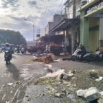 SAMPAH MENUMPUK DI PASAR PAKIS PASKA PASAR DINI HARI, PEDAGANG JADI SOROTAN
