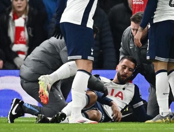 CEDERA PARAH, RODRIGO BENTANCUR DILARIKAN KE RUMAH SAKIT