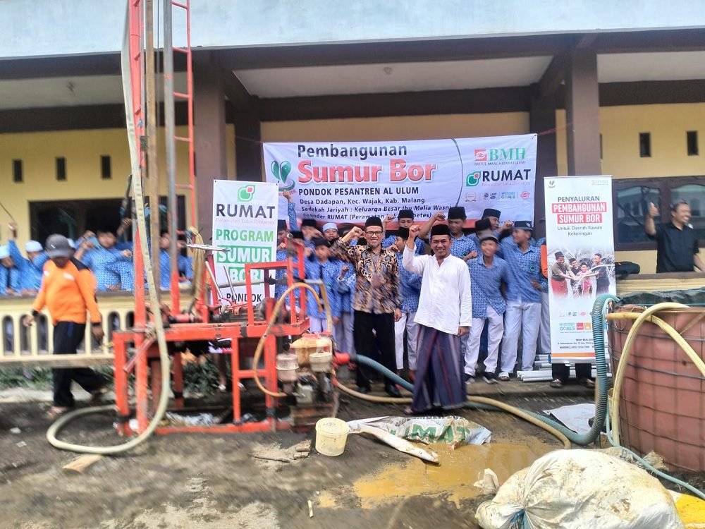 SOLUSI AIR BERSIH, BMH BANGUN SUMUR BOR DI PESANTREN AL ULUM DADAPAN WAJAK MALANG
