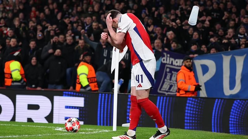 TAK TERIMA TIMNYA KALAH, FANS DINAMO ZAGBREB LEMPARI DECLAN RICE DENGAN BOTOL DAN GELAS