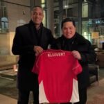 DI BELANDA, ERICK THOHIR KENALKAN JERSEY BARU TIMNAS INDONESIA KE PATRICK KLUIVERT