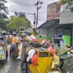 TUMPUKAN SAMPAH DI JALAN SULFAT MEMBURUK, WARGA KELUHKAN BAU MENYENGAT