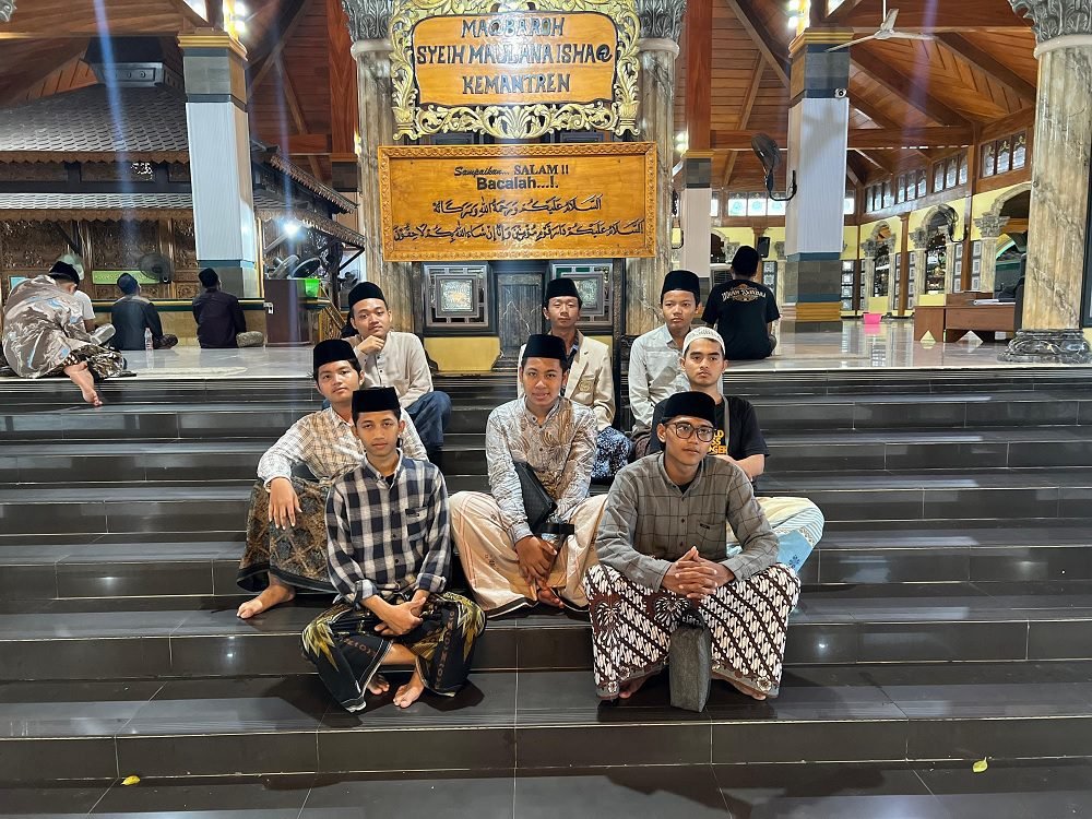 PEZIARAH PADATI MAKAM SYEKH MAULANA ISHAQ DI PESISIR JAWA