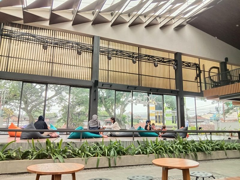 MENCICIPI KULINER DI AADK, KAFE INSTAGRAMABLE DI TENGAH KOTA MALANG