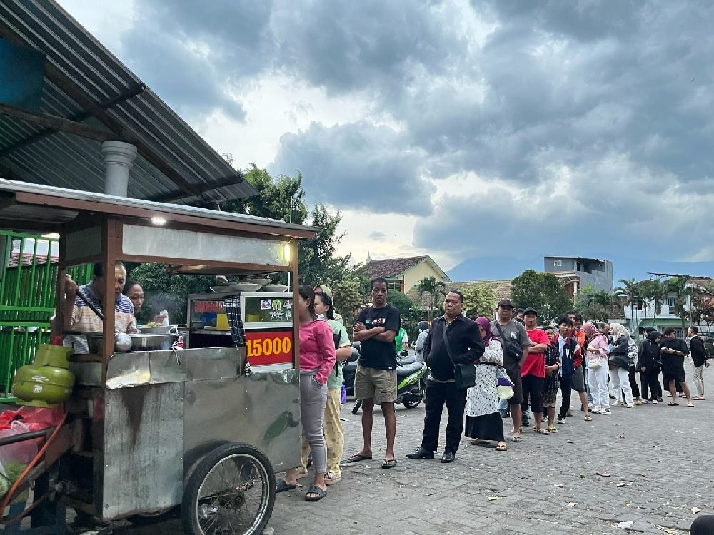 RELA ANTRI DEMI NIKMATI TAHU CAMPUR LEGENDARIS DI KOTA MALANG