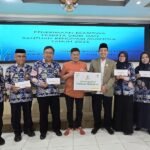 BAZNAS KOTA MALANG SALURKAN BANTUAN RP37 JUTA UNTUK BEASISWA DAN PERBAIKAN MUSHOLA