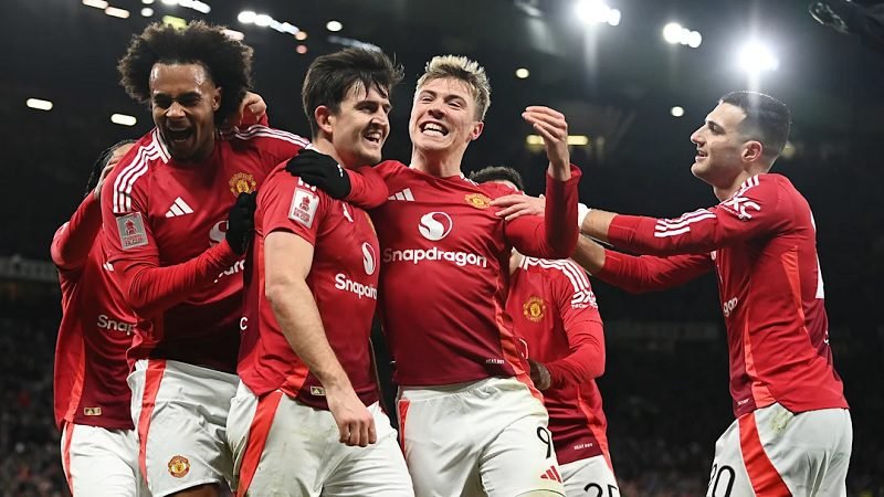 DRAMATIS, MANCHESTER UNITED TEKUK LEICESTER CITY 2-1