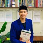 MENJADI SANTRI SEKALIGUS MAHASISWA BUKAN HALANGAN BAGI MUHAMMAD ARIBY ZAHRON UNTUK BERKARYA