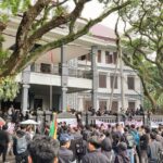 RATUSAN MAHASISWA GELAR DEMONSTRASI DI BALAI KOTA MALANG, TOLAK EFISIENSI ANGGARAN PENDIDIKAN
