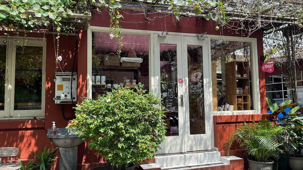 TOKO RE, DESTINASI ESTETIK UNTUK PECINTA PERNAK-PERNIK UNIK