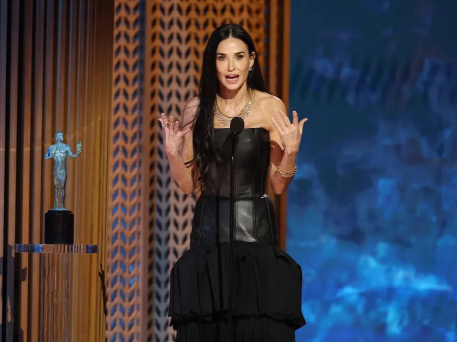 DEMI MOORE RAIH PENGHARGAAN DI SAG AWARDS 2025, KEMENANGAN BERSEJARAH UNTUK "THE SUBSTANCE"