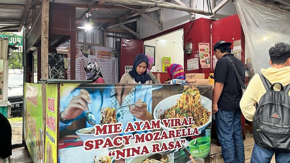 MIE AYAM ‘NINA RASA’ DI KOTA MALANG, PERPADUAN UNIK DENGAN TAMBAHAN MOZARELLA
