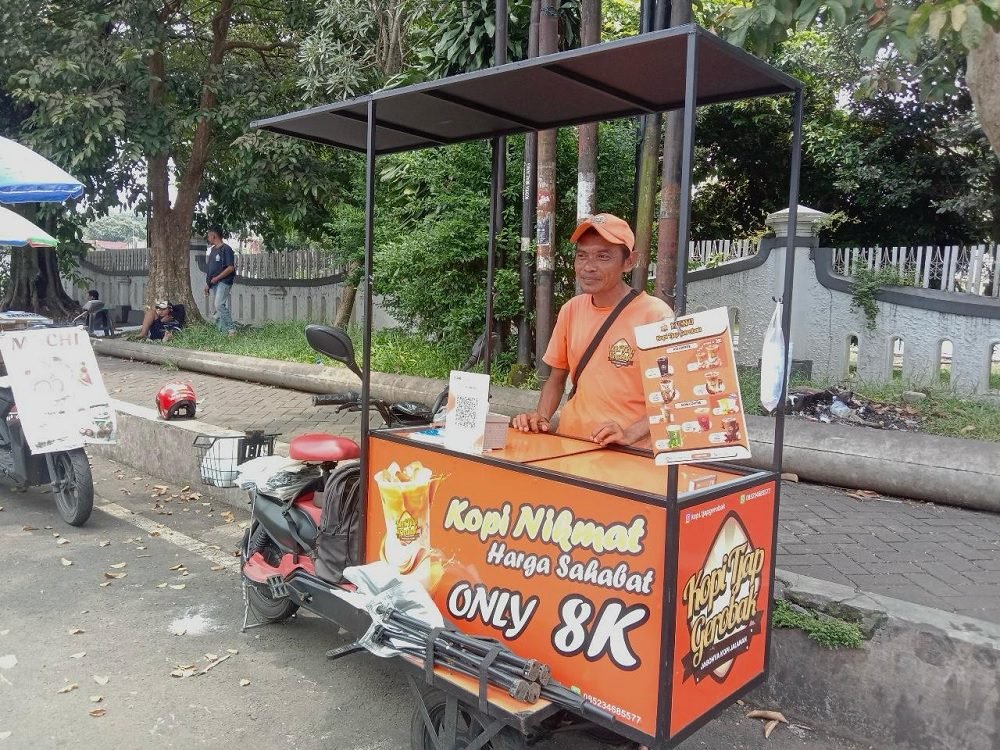 INOVASI GEROBAK MODERN, PENJUAL KOPI KELILING DI MALANG RAIH OMZET BESAR