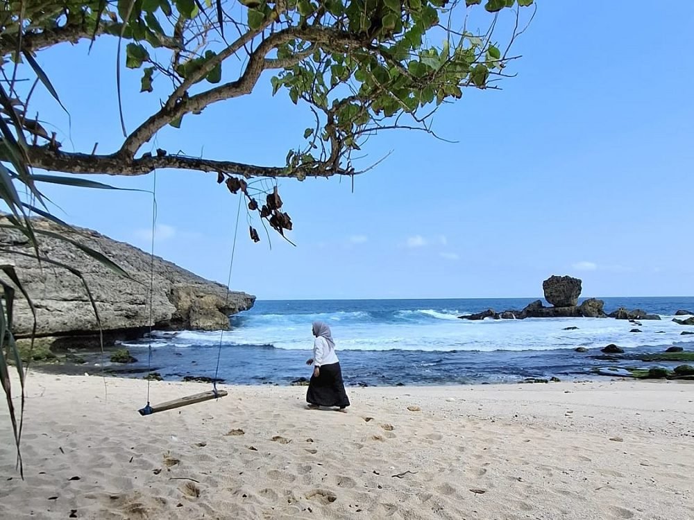 PANTAI WATU LEPEK, KEINDAHAN TERSEMBUNYI DIBALIK BUKIT DAN KARANG