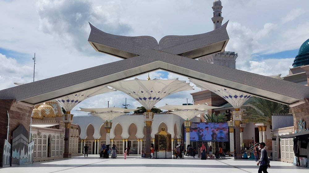 MASJID AR-RAHMAN, PESONA RELIGI DENGAN SENTUHAN NABAWI