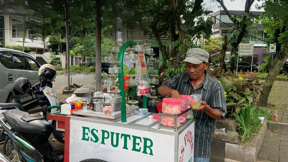 8 TAHUN BERJUALAN, ES PUTER DI TAMAN SLAMET JADI JAJANAN FAVORIT DI KOTA MALANG