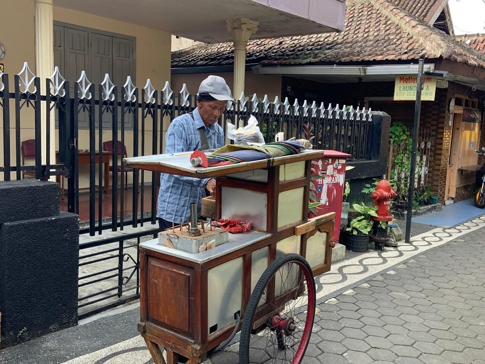BERTAHAN DI ERA MODERN, KUE PUTU KELILING MASIH JADI FAVORIT