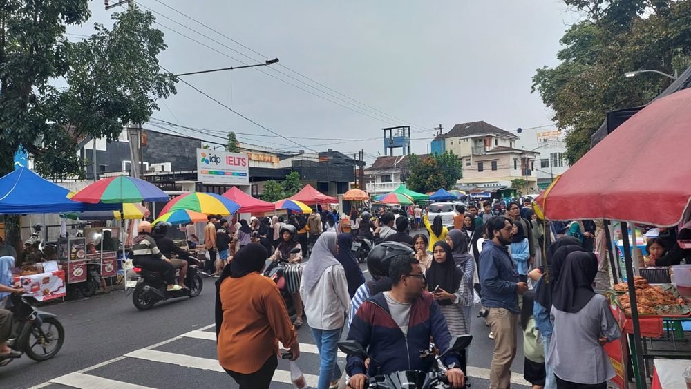 BAZAR RAMADAN PADAT PENGUNJUNG DI SEPANJANG JALAN SURABAYA, KOTA MALANG