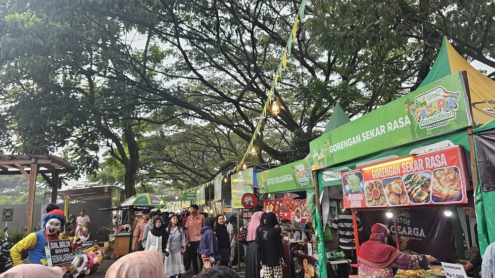 MENJELANG AKHIR RAMADAN, PASARIA DI SAWOJAJAR MASIH TETAP RAMAI PENGUNJUNG