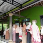 KHIDMAT DAN KEBERSAMAAN WARNAI SALAT IDUL FITRI DI MUSHOLA SABILIL HUDA