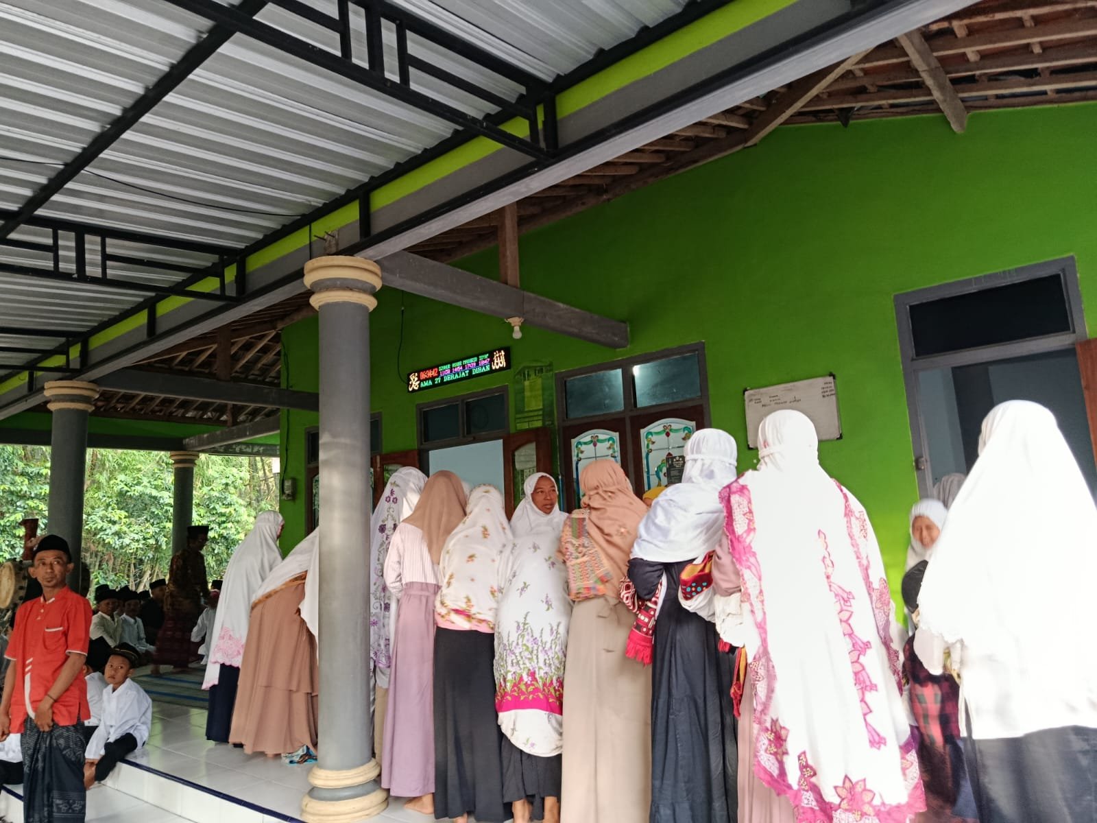 KHIDMAT DAN KEBERSAMAAN WARNAI SALAT IDUL FITRI DI MUSHOLA SABILIL HUDA