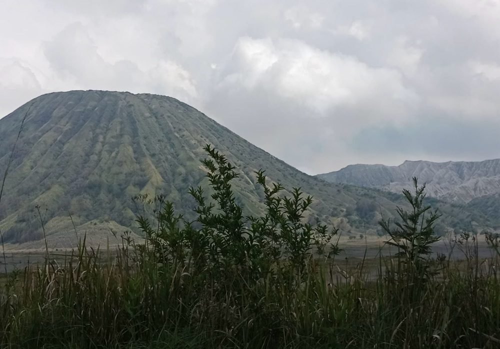 MENAWARKAN PEMANDANGAN INDAHNYA MATAHARI TERBIT, GUNUNG BROMO MENJADI DESTINASI WISATA MEMUKAU