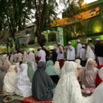 ANTUSIAS SAMBUT HARI RAYA IDUL FITRI, AREA MASJID JAMI’ GRESIK PADAT JEMAAH
