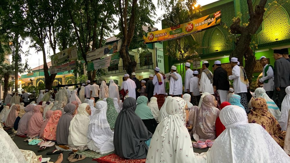 ANTUSIAS SAMBUT HARI RAYA IDUL FITRI, AREA MASJID JAMI’ GRESIK PADAT JEMAAH