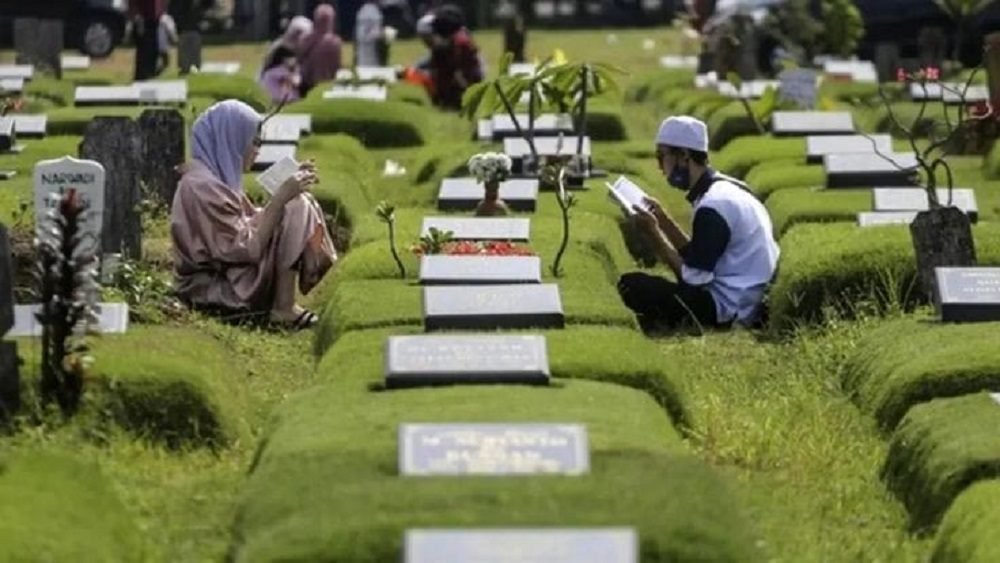 5 ADAB ZIARAH KUBUR YANG PERLU DIKETAHUI SESUAI AJARAN ISLAM MENJELANG RAMADAN