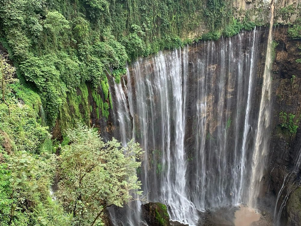 AIR TERJUN TUMPAK SEWU, DESTINASI WISATA EKSOTIS DI LERENG GUNUNG SEMERU