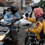 BERBAGI TAKJIL, TRADISI RAMADAN YANG SEMAKIN POPULER DI BERBAGAI DAERAH