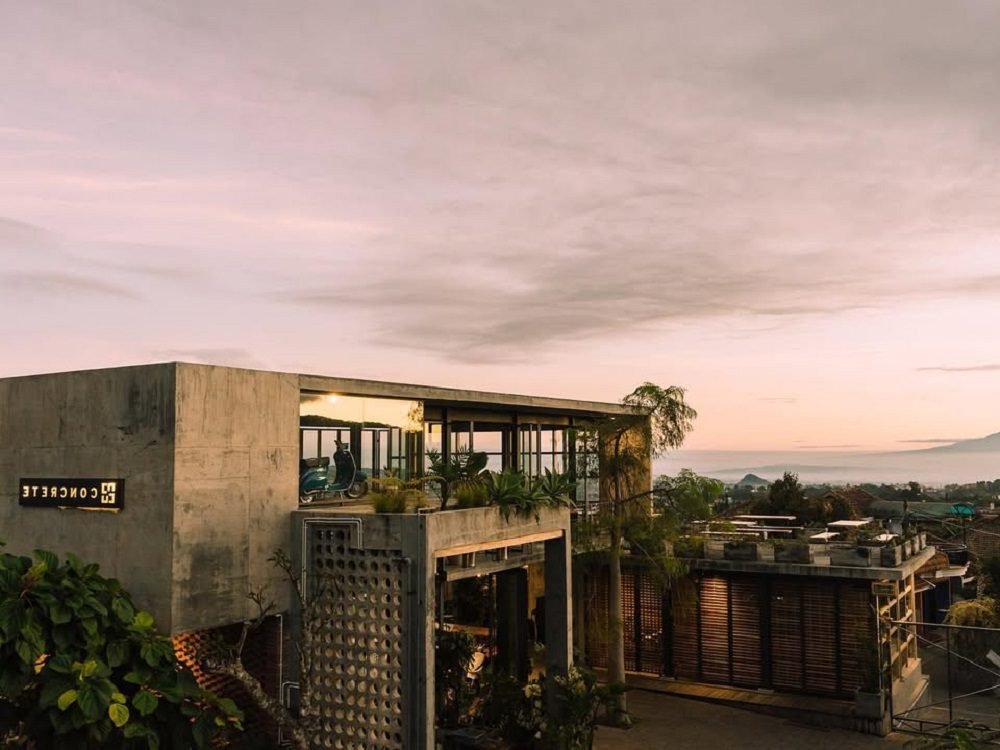 KAFE CONCRETE BATU, TEMPAT IDEAL MELIHAT KEINDAHAN CITY LIGHT DARI KETINGGIAN