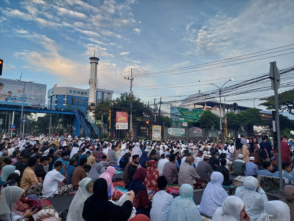 RIBUAN JAMAAH PADATI MASJID SABILILLAH MALANG UNTUK SALAT IDUL FITRI 1446 H